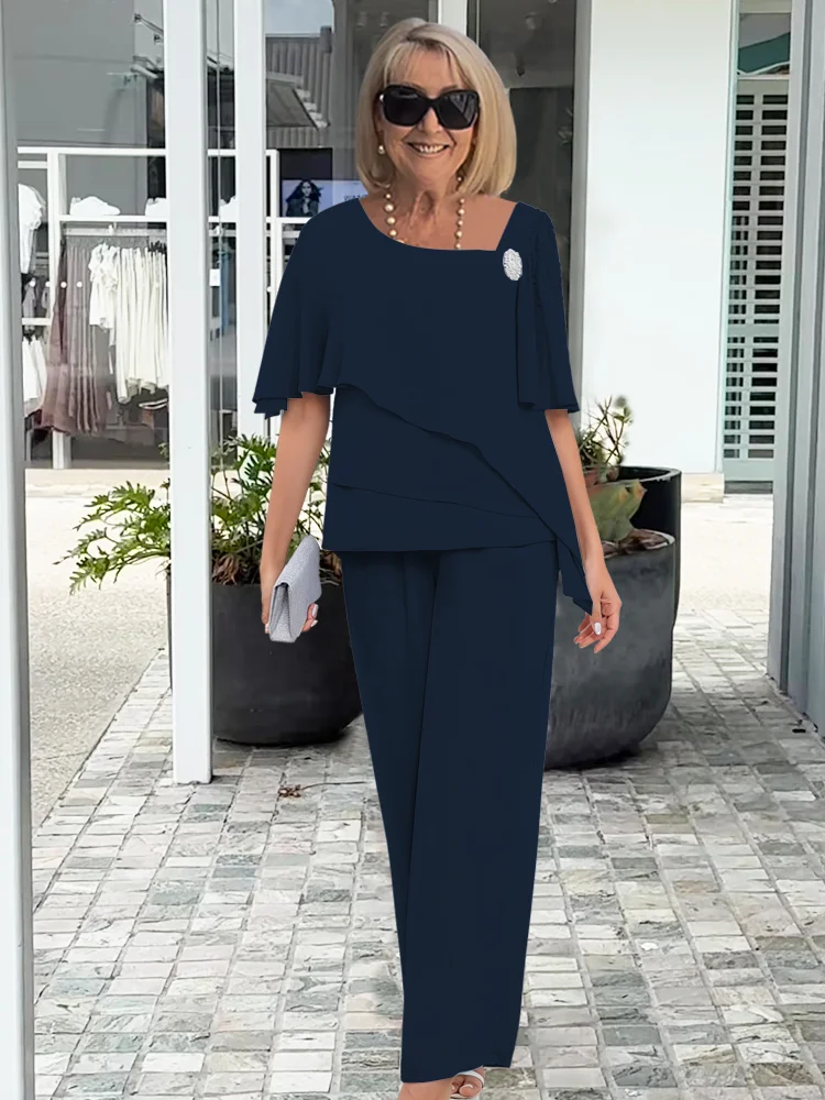 Top drappeggiato chic, parte del completo elegante donna due pezzi. Abbigliamento formale sofisticato per ufficio.