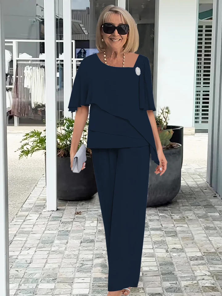 Top drappeggiato chic, parte del completo elegante donna due pezzi. Abbigliamento formale sofisticato per ufficio.