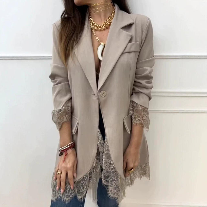 Blazer donna elegante slim fit cachi, con collo a rever e raffinati dettagli in pizzo, ideale per ufficio o cerimonia.