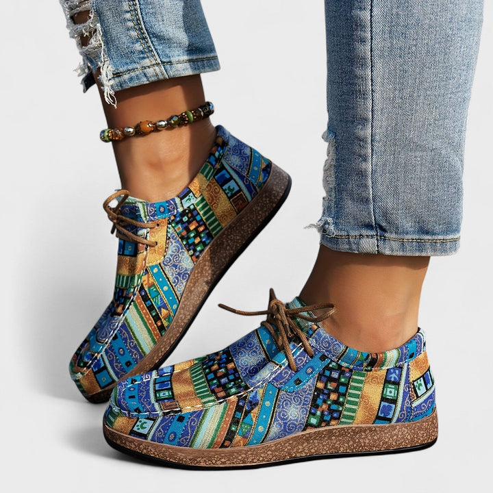 Sneakers donna colorate con dettagli, calzature leggere e comode. Scarpe ortopediche per stile e comfort quotidiano.
