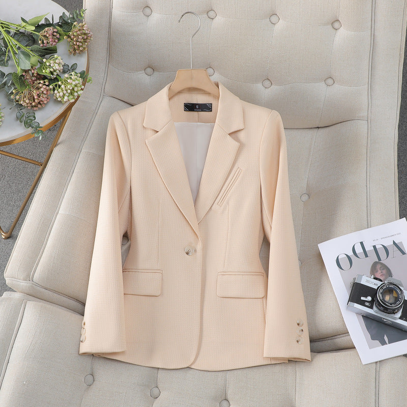 Blazer aderente da donna, elegante con maniche lunghe e tasche. Versatile per outfit da ufficio o casual chic.