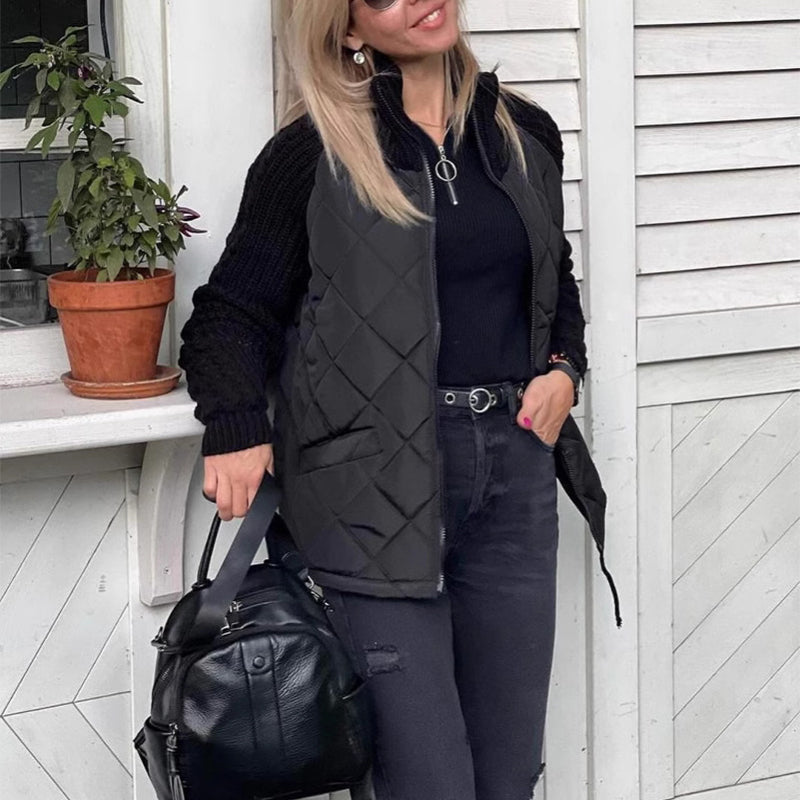 Giacca trapuntata donna elegante, collo alto, moda invernale, perfetta per stile urbano e casual chic.