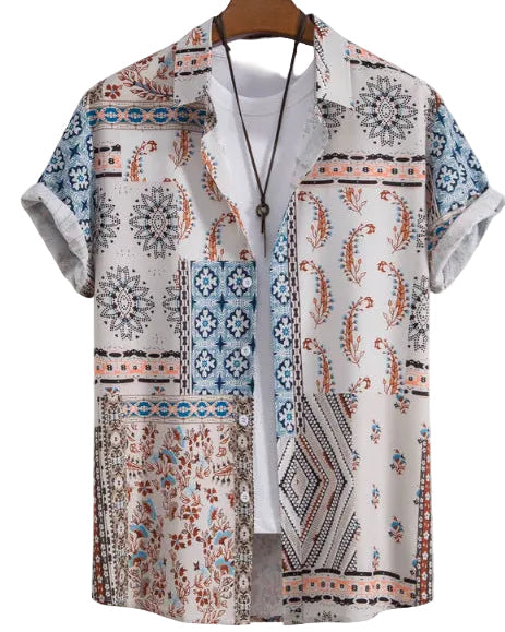 Uomo che indossa camicia floreale estiva, rilassato e alla moda, perfetta per un look casual-chic da vacanza.