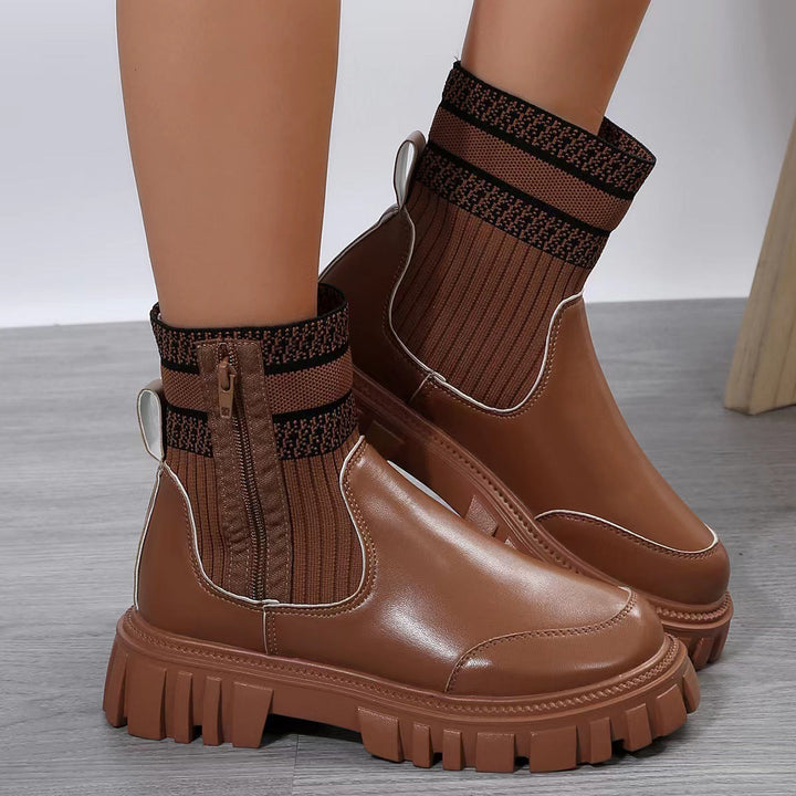 Stivali invernali donna marroni a mezza gamba. Design con zip laterale e suola antiscivolo per comfort.