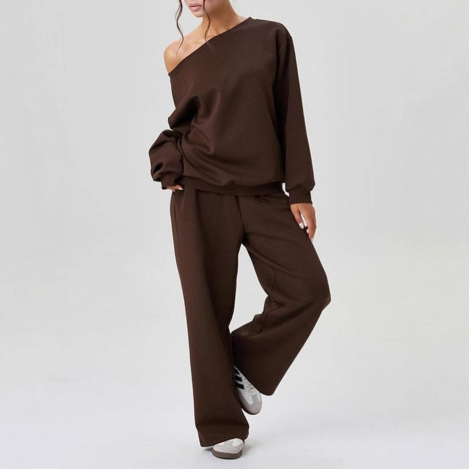 Completo due pezzi donna casual chic con top spalle scoperte e pantaloni gamba larga per un look trendy.