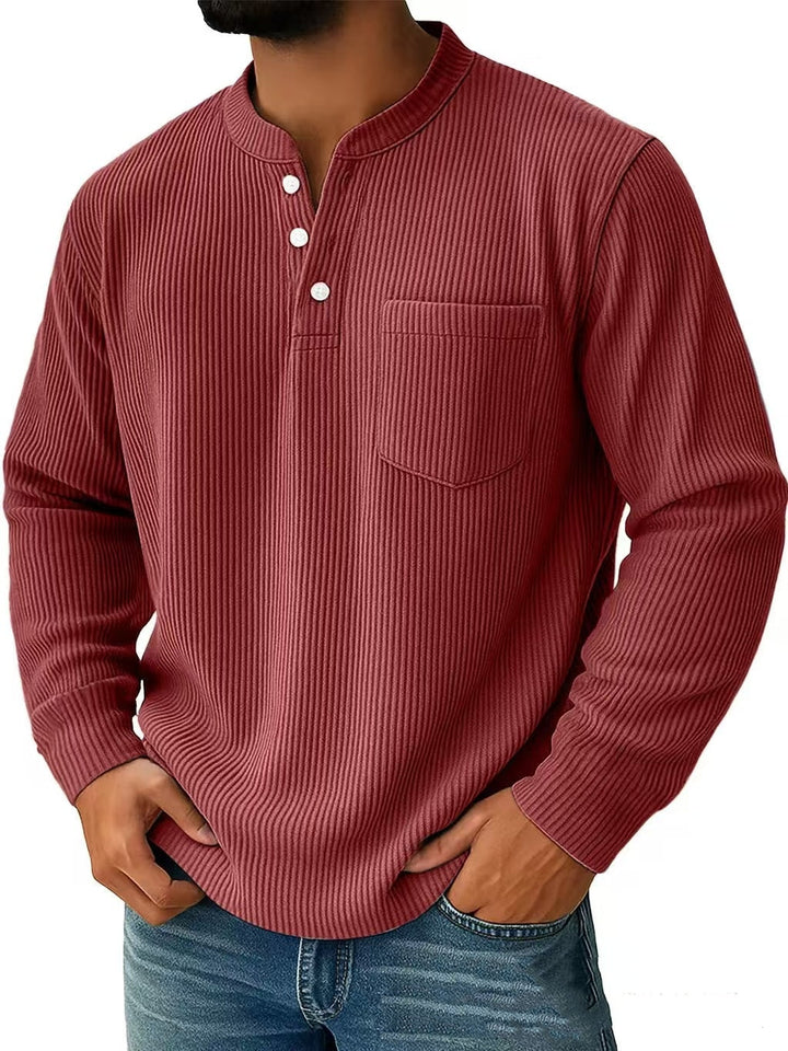 Dettaglio: collo a tre bottoni di camicia uomo Henley a maniche lunghe. Design classico ed elegante.