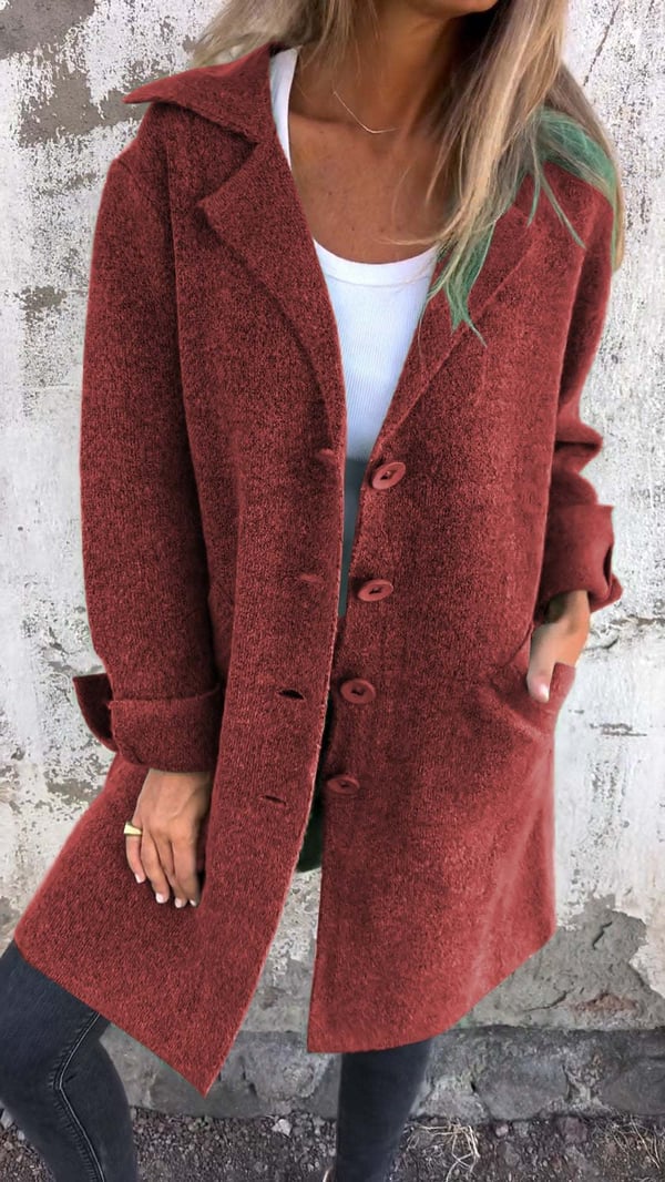 Giacca oversize donna elegante, vista laterale, con revers dentellato e bottoni chic, moda femminile.