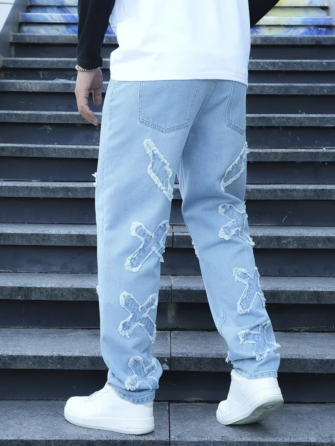 Pantaloni uomo blu denim, stile versatile con coulisse e vita elasticizzata per un look moderno e rilassato.