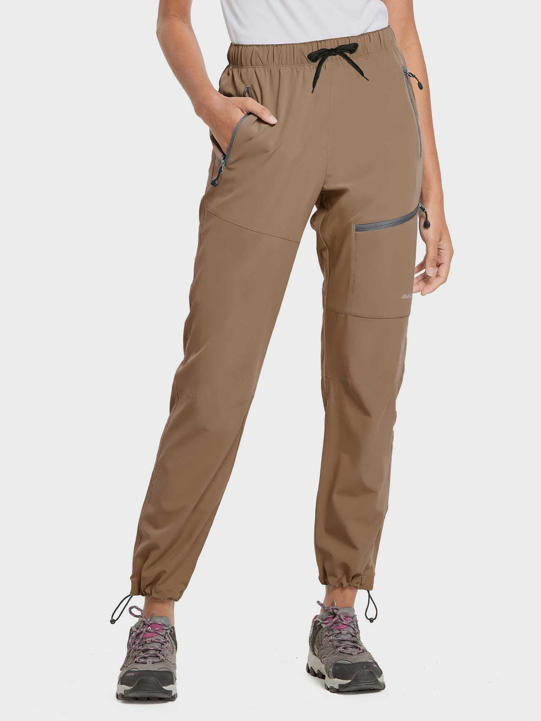 Pantaloni outdoor donna con protezione solare UPF, essenziali per la montagna.