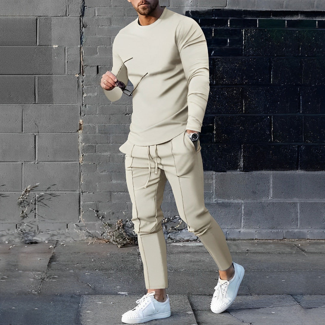 Outfit maschile moderno: set maglione e pantaloni slim da uomo. Look elegante e casual, abbigliamento uomo di tendenza.