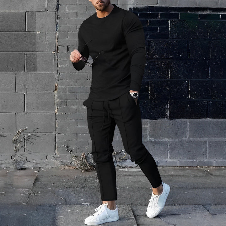 Set maglione e pantaloni slim moderno da uomo, outfit maschile elegante-casual per un look versatile.