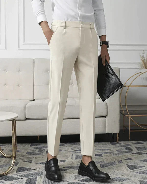 Pantaloni uomo slim fit eleganti neri con gamba affusolata, perfetti per business, ufficio e look formale.