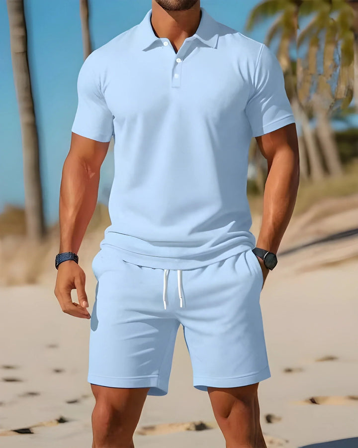 Set estivo uomo: polo a maniche corte e pantaloncini con vita elasticizzata. Abbigliamento moda casual.