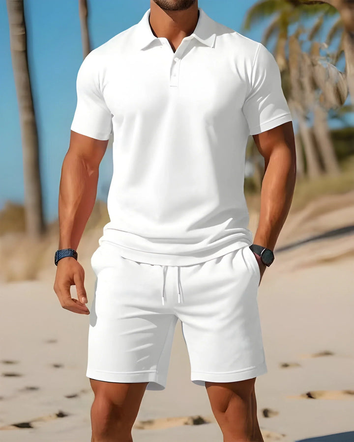 Completo uomo casual: polo e pantaloncini. Abbigliamento estivo versatile, ideale per un outfit di moda.