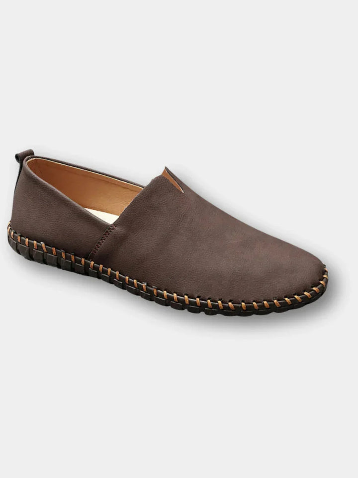 Mocassini classici da uomo slip-on neri con suola cucita per stile ed eleganza casual.
