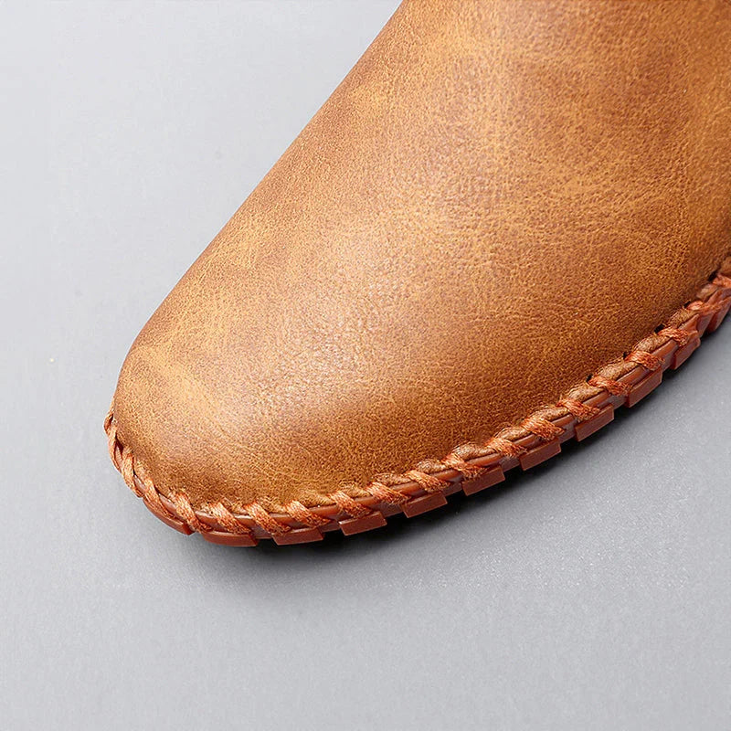 Mocassini uomo slip-on grigi, scarpe comode con suola cucita, perfette per un look casual chic.