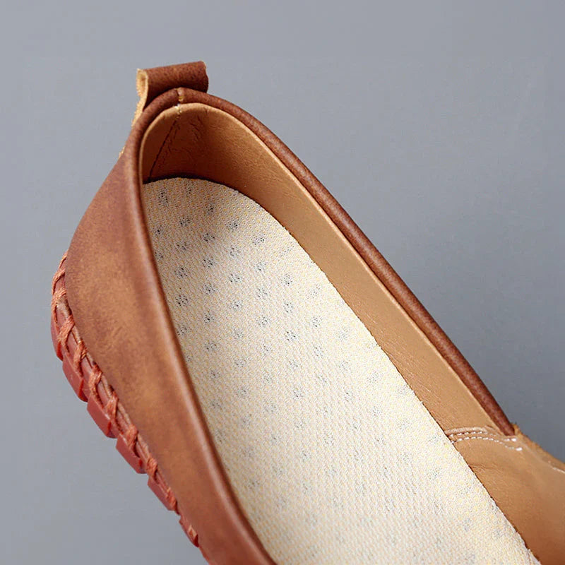 Eleganti mocassini da uomo in pelle nera, slip-on, suola cucita, ideali per ufficio o tempo libero.