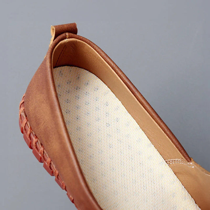 Eleganti mocassini da uomo in pelle nera, slip-on, suola cucita, ideali per ufficio o tempo libero.
