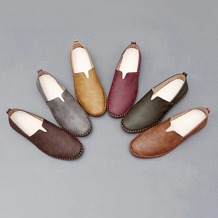 Scarpe mocassino uomo slip-on in camoscio marrone chiaro, suola cucita, un classico di stile e comfort.
