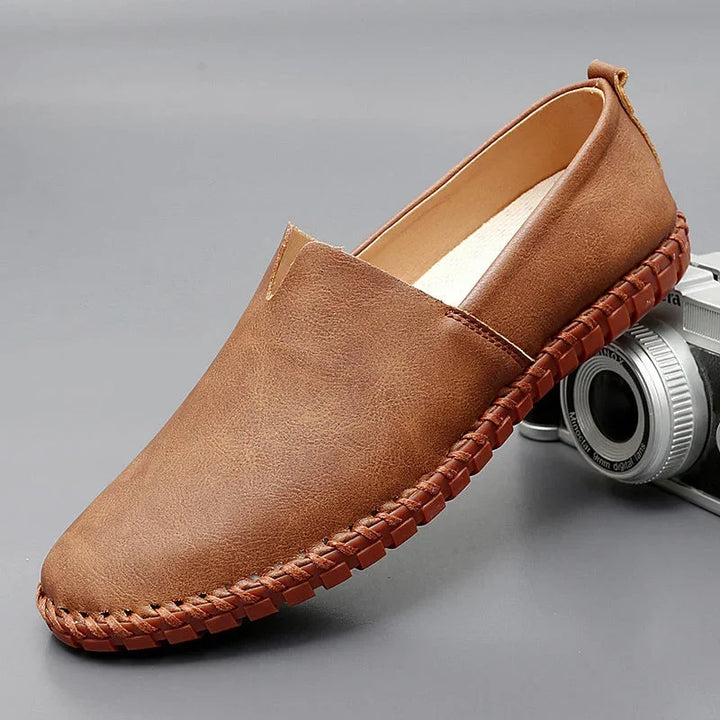 Scarpe mocassino uomo slip-on marroni, ideali per un comfort quotidiano con suola resistente.