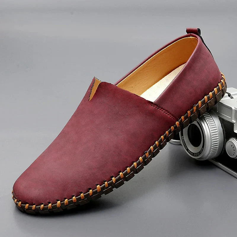 Eleganti mocassini uomo in pelle blu, design slip-on classico e suola cucita artigianale.
