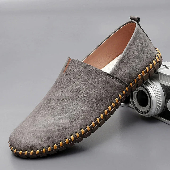 Mocassini casual da uomo grigi, scarpe slip-on con suola cucita per un comfort duraturo.