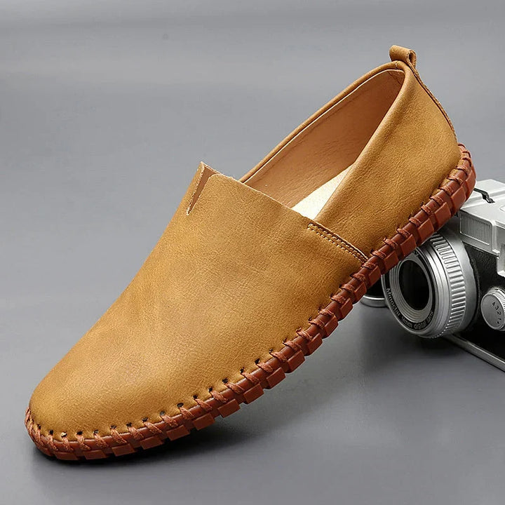 Mocassini uomo slip-on in camoscio beige, comfort e stile casual con suola cucita a vista.