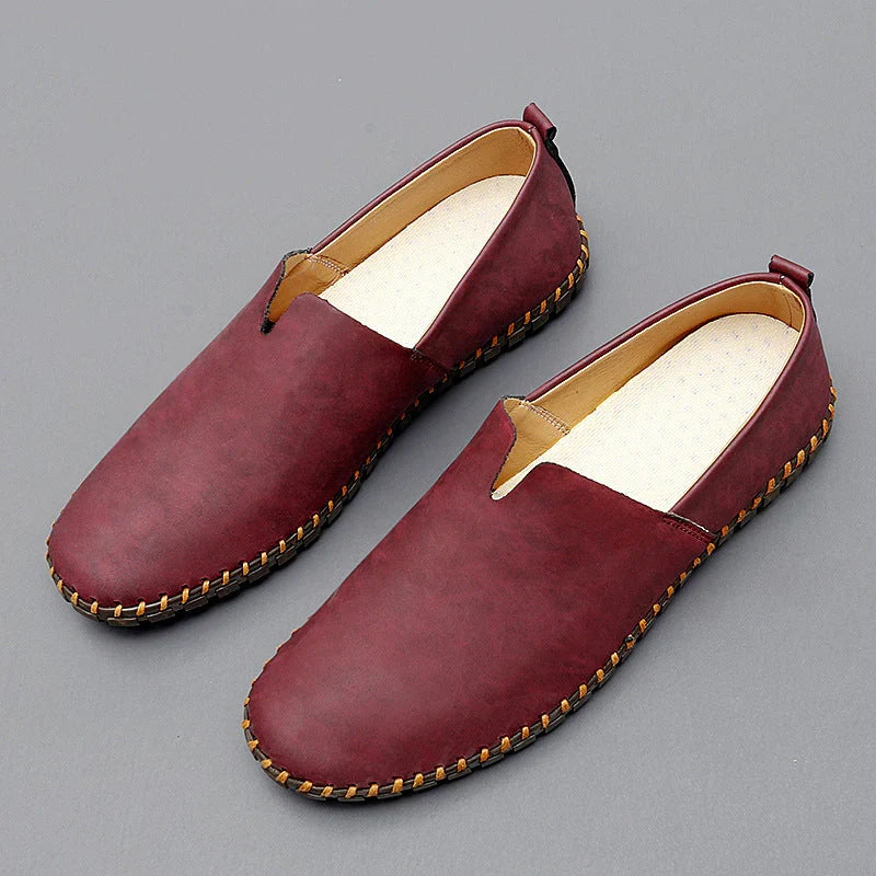 Mocassini da uomo slip-on in pelle marrone scuro, suola cucita per resistenza e comfort.