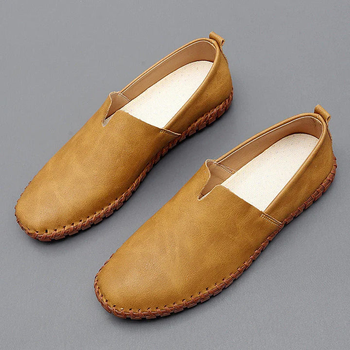 Classici mocassini uomo blu navy, scarpe slip-on con suola cucita, ideali per look smart-casual.