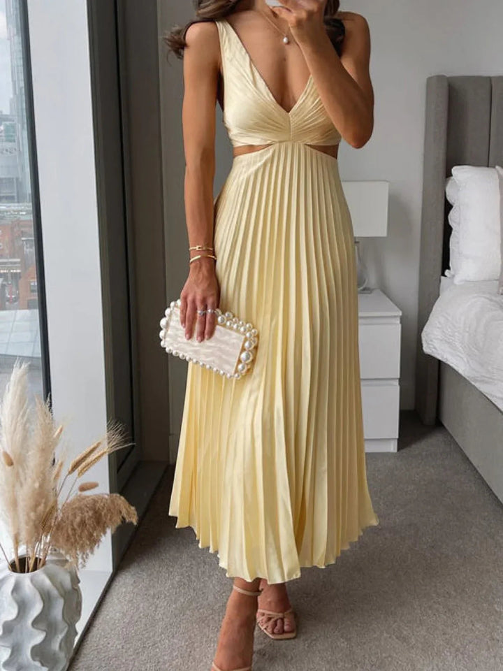 Abito midi plissettato elegante da donna con scollo a V incrociato, perfetto per cerimonie e serate chic.
