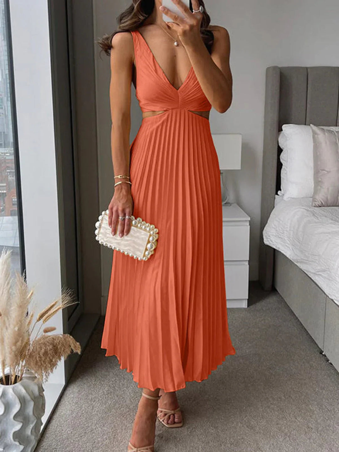 Nuova collezione: Abito midi plissettato con scollo a V incrociato, elegante per donna, cerimonia o evento serale.