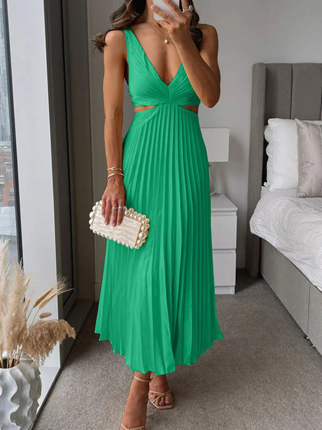 Vestito elegante da donna, modello midi plissettato con profondo scollo a V. Ideale per serate speciali.