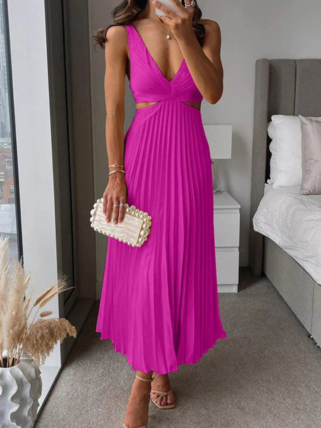 Abito da donna chic, vestito midi plissettato e scollo a V incrociato, perfetto per eventi eleganti e estivi.
