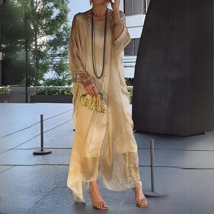 Vestito lungo giallo da donna, maxi con maniche a cappa, perfetto per eventi serali o cerimonie.