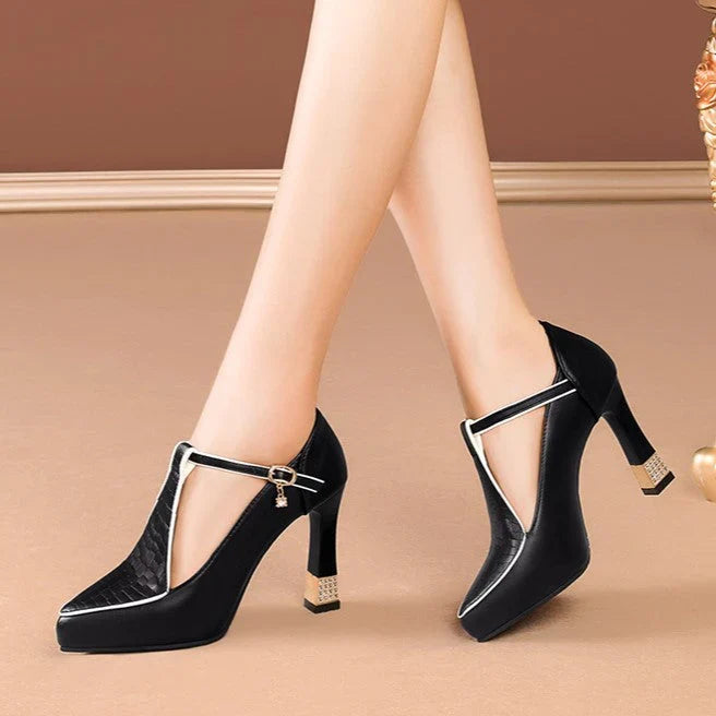 Scarpe décolleté donna moda con tacco alto e cinturino caviglia. Calzature eleganti per serate speciali.