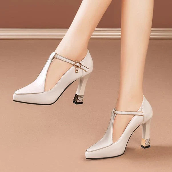 Scarpe décolleté donna eleganti con tacco alto e cinturino caviglia. Perfette per eventi e moda donna.