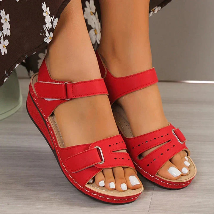 Sandali ortopedici da donna eleganti con supporto ergonomico per arco plantare e cinturini regolabili, ideali per comfort estivo.