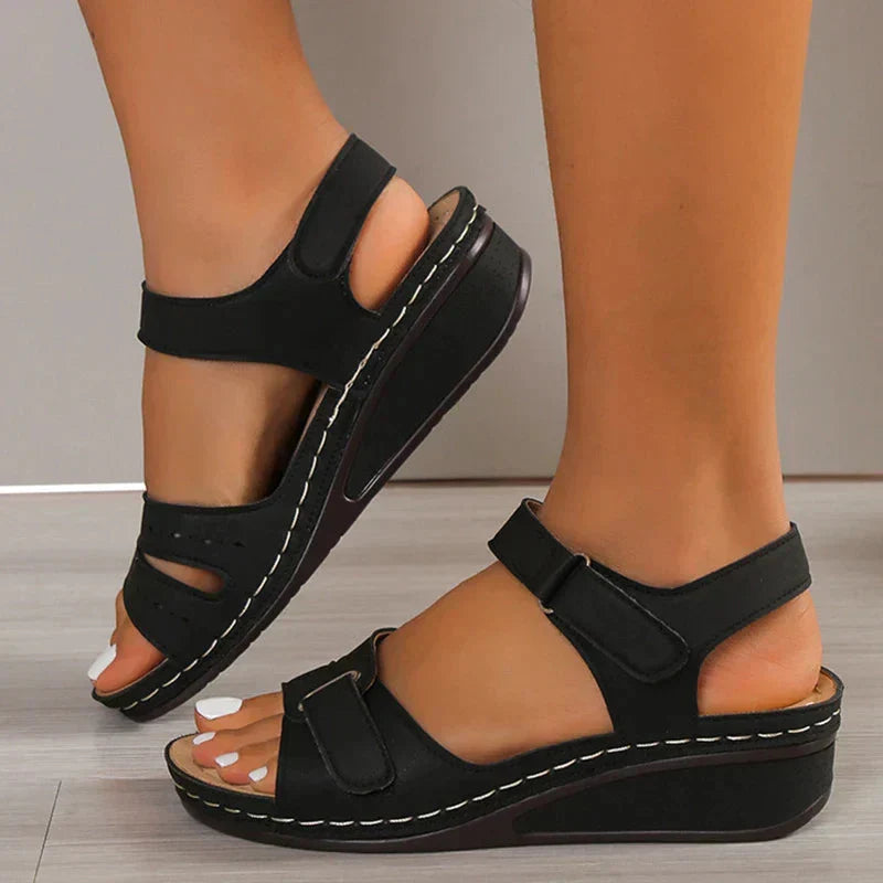 Sandali donna traspiranti con cinturini regolabili per una calzata personalizzata e supporto ergonomico, perfetti per il passeggio.