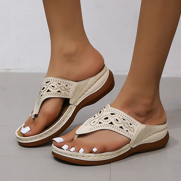 Dettaglio cinturino infradito sandali donna ortopedici, materiale comfort per supporto antiscivolo.