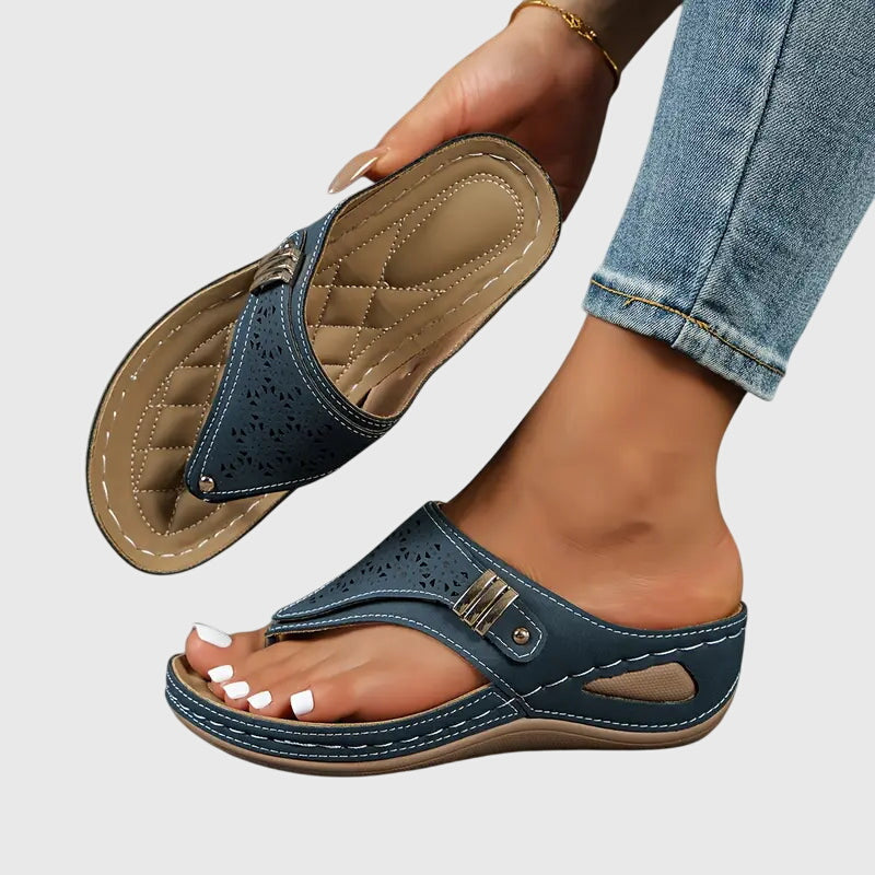 Sandali slip-on donna con zeppa, estivi e comodi. Traspiranti, perfetti per un look casual elegante sotto il sole.