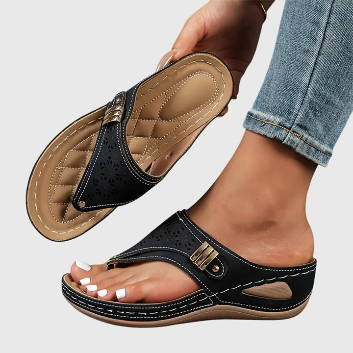 Eleganti sandali con zeppa da donna, traspiranti e comodi. Ideali per outfit estivi casual e chic, per ogni occasione.