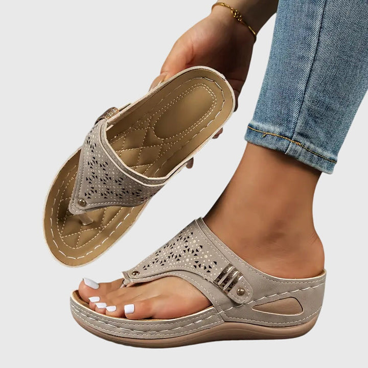 Sandali donna con zeppa traspiranti, ultra comodi. Perfetti per il passeggio estivo quotidiano e il benessere del piede.