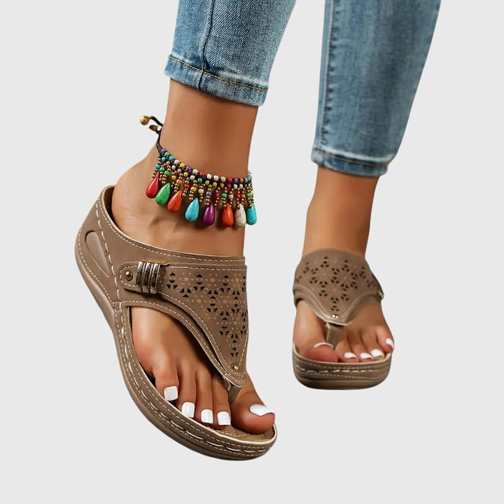 Sandali estivi con zeppa da donna: look casual elegante, massima traspirabilità e comfort. Perfetti per l'estate.