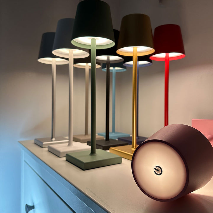 Moderna lampada da tavolo LED senza fili, ricaricabile, perfetta per ogni ambiente.