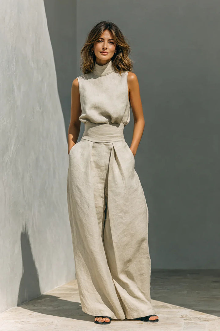 Set donna casual-elegante con pantaloni ampi a vita plissettata e top a collo alto. Outfit versatile moda estiva.