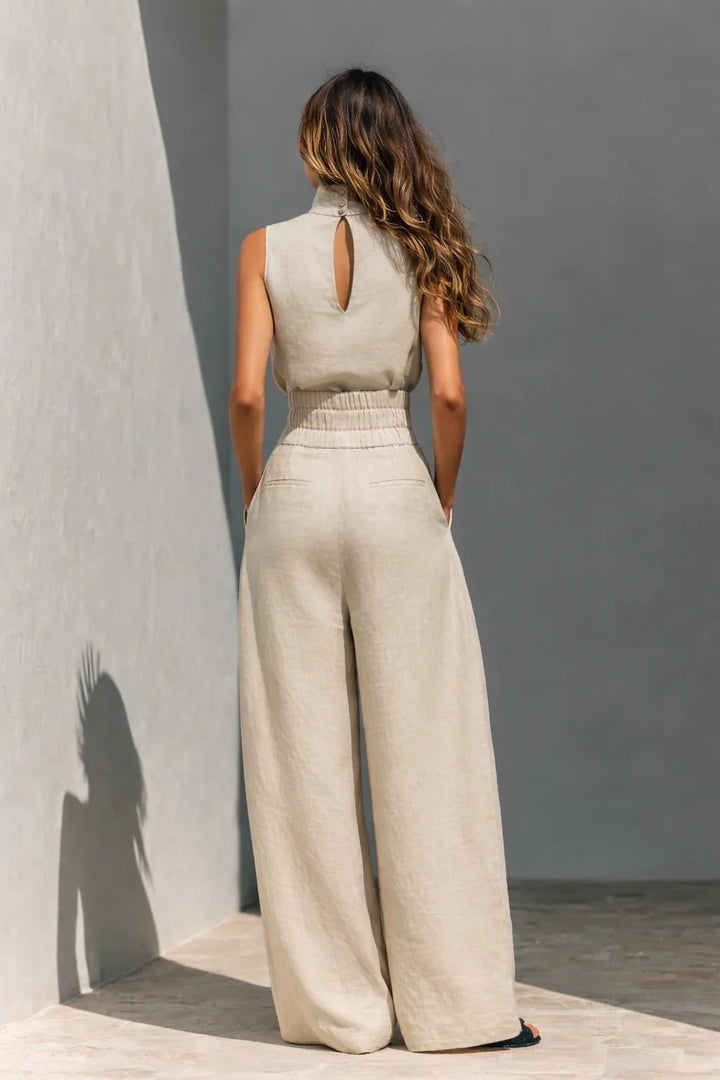Coordinato donna estivo: top a collo alto e pantaloni ampi plissettati, creano un outfit elegante e confortevole.