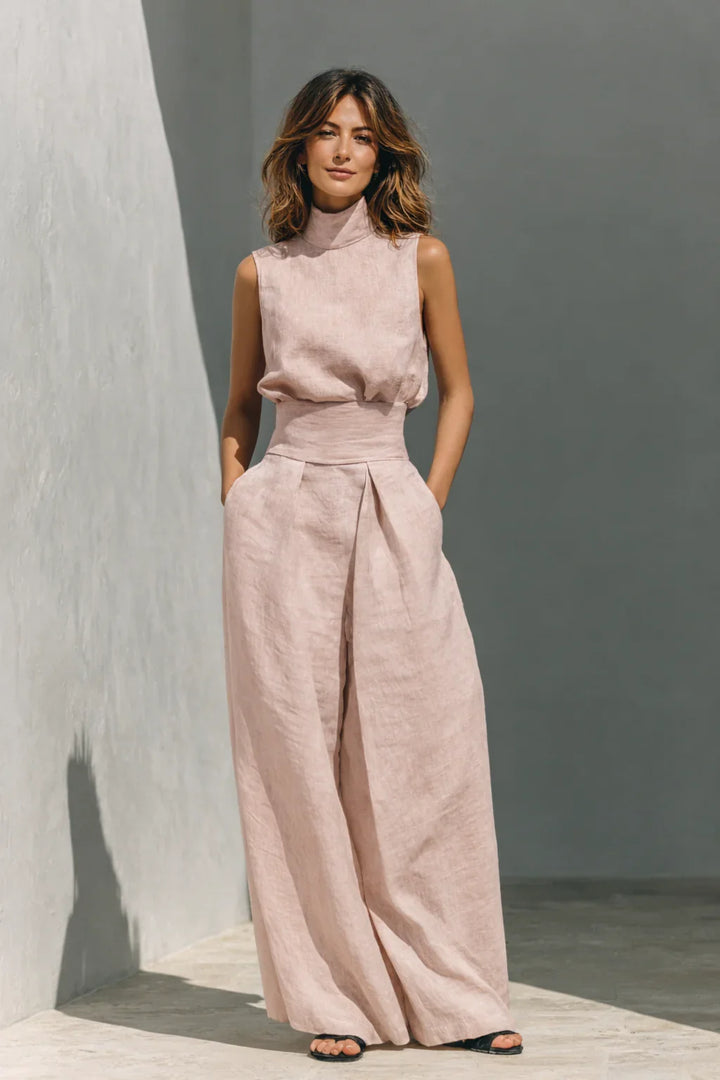 Elegante completo donna: maglia collo alto e pantaloni ampi plissettati in vita. Coordinato chic, moda estiva.