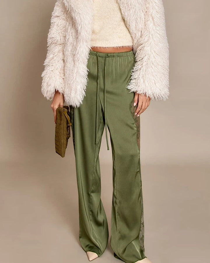 Pantaloni donna bianchi a vita alta con raffinato pizzo e gamba dritta, ideali per look eleganti estivi.