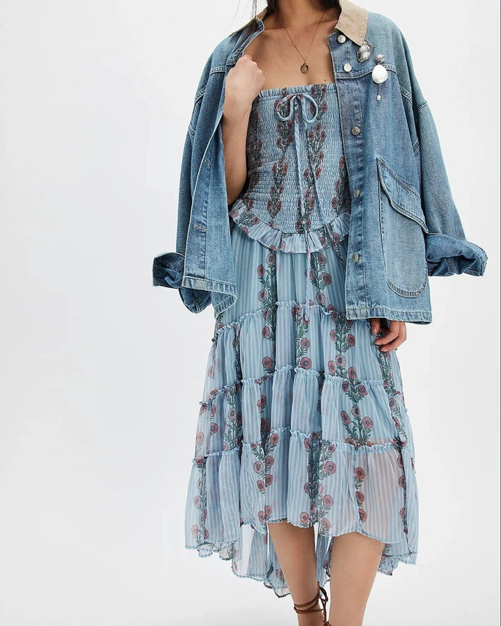 Vestito donna midi con stampa floreale, balze delicate e spalline regolabili. Look estivo elegante e confortevole.