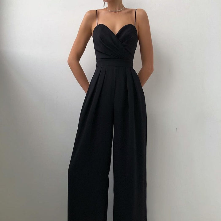 Tuta elegante da donna fluida con spalline sottili e pantalone ampio, perfetta per serate chic e look sofisticati.